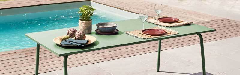 table de jardin en métal avec piscine